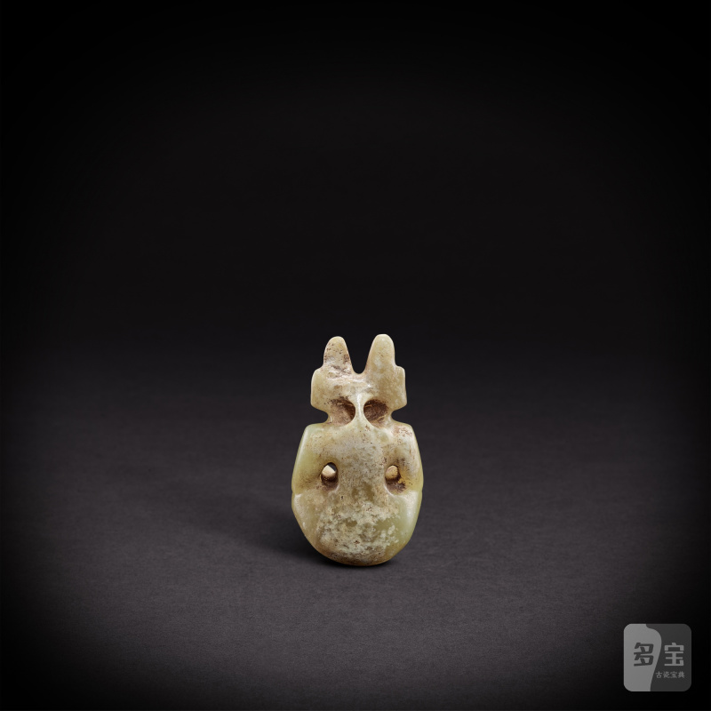 A celadon jade 'mythical figure' pendant, Neolithic period, Hongshan culture | 新石器時代 紅山文化 青玉巫人 - 图2
